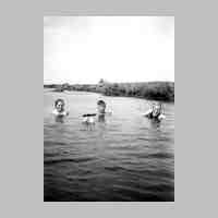 016-0024 Bad in der Deime 1940. Gerda Berend, geb. Hackenson, Elli Seidel, geb. Krause und Gerhard Fietz.jpg